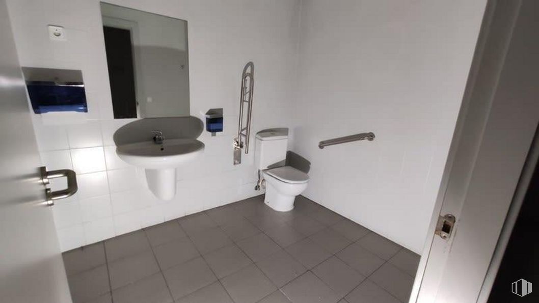 Retail for sale & for rent at Calle La Habana, Fuenlabrada, Madrid, 28945 with toilet, sink, property, plumbing fixture, mirror, toilet seat, building, bathroom, bathroom sink and purple around