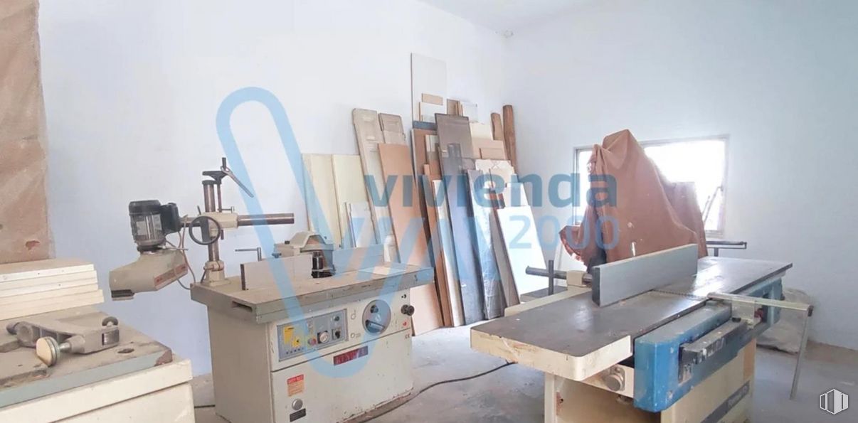 Retail for rent at Carretera Fuente del Toro, El Molar, Madrid, 28710 with desk, table, wood, interior design, floor, building, flooring, gas, machine and machine tool around