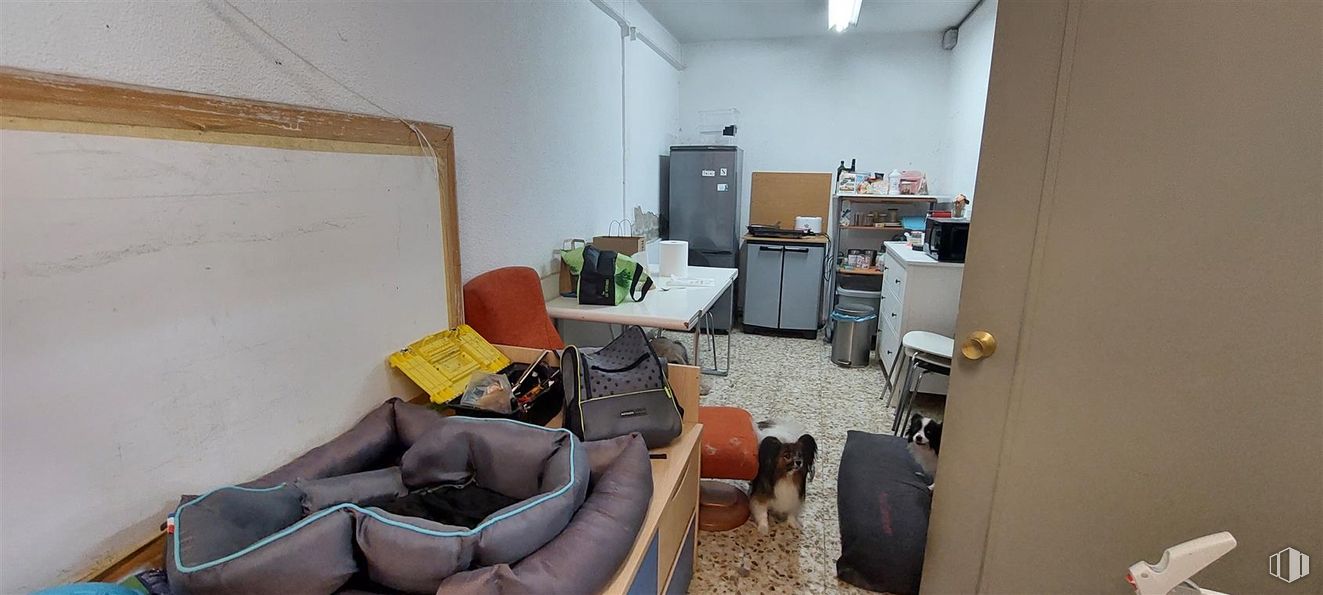 Local en venta en Zona Casco Antiguo, Majadahonda, Madrid, 28220 con propiedad, perro, mueble, edificio, mesa, silla, interiorismo, confort, sofá y suelo alrededor