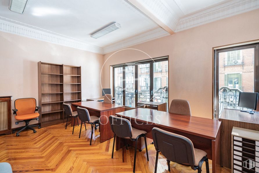 Oficina en alquiler en Calle San Bernardo, Centro, Madrid, 28015 con silla, mesa, mueble, propiedad, madera, ventana, interiorismo, suelos, suelo y edificio alrededor