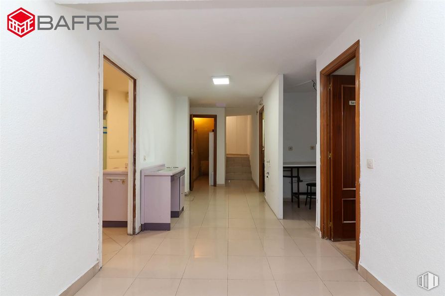 Local en venta en Casco antiguo, San Sebastián de los Reyes, Madrid, 28700 con mueble, edificio, accesorio, puerta, silla, interiorismo, hall, suelos, casa y suelo alrededor