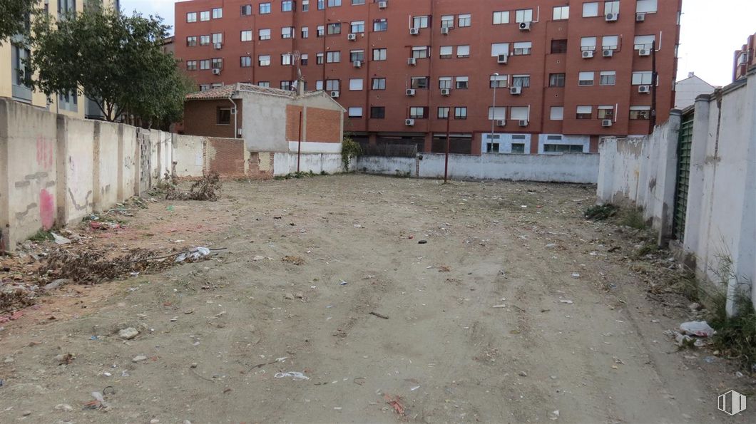 Land for sale at Calle Apostol Santiago, 4, Valdemoro, Madrid, 28342 with building, wall, residential area, neighbourhood, architecture, town, composite material, human settlement, street and apartment around