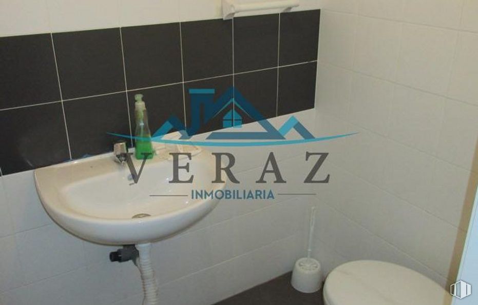 Retail for rent at Calle Joaquina Santander, Talavera de la Reina, Toledo, 45600 with toilet, sink, tap, plumbing fixture, property, bathroom sink, purple, bathroom, fluid and house around