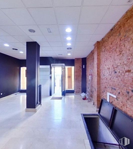 Local en alquiler en Zona Chamberí, Chamberí, Madrid, 28010 con mueble, edificio, pasillo, accesorio, suelo, piso, línea, propiedad material, bienes raíces y techo alrededor