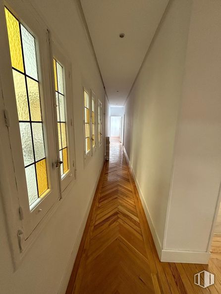 Oficina en alquiler en Recoletos, Salamanca, Madrid, 28001 con ventana, accesorio, madera, hall, suelos, tintes y matices, simetría, techo, vidrio y madera dura alrededor