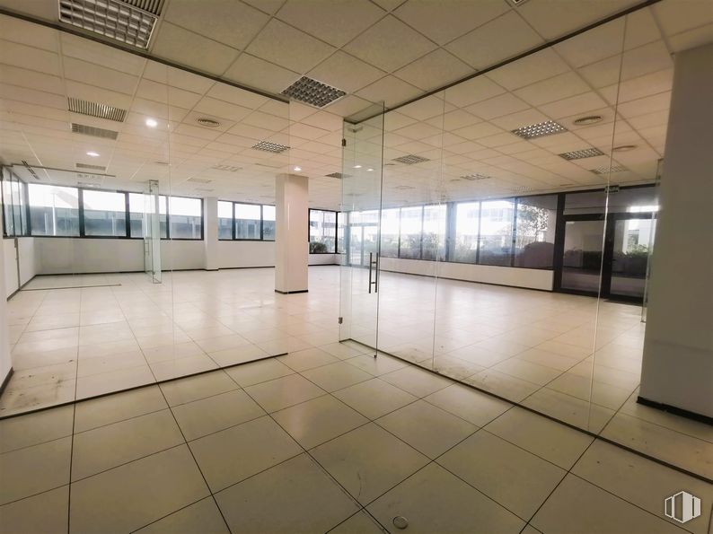 Retail for rent at Edificio 2 (24-A), Calle Casas Miravete, 22 - 24, Villa de Vallecas, Madrid, 28031 with floor, flooring, commercial building, composite material, ceiling, glass, headquarters, daylighting, corporate headquarters and hall around