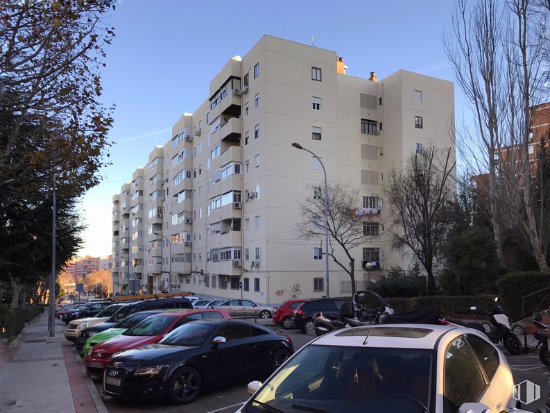 Local en alquiler y venta en Calle Dinamarca, 1, Fuenlabrada, Madrid, 28942 con coche, edificio, neumático, vehículo terrestre, cielo, rueda, vehículo, ventana, planta y infraestructura alrededor