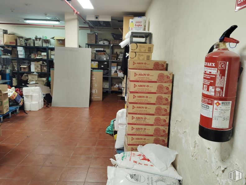 Local en alquiler en Calle Luis Buñuel, Pozuelo de Alarcón, Madrid, 28223 con productos envasados embotellados y en frasco, suelos, caja de envío, suelo, estantería, envases de cartón, caja, estante, envasado y etiquetado y materiales de embalaje alrededor