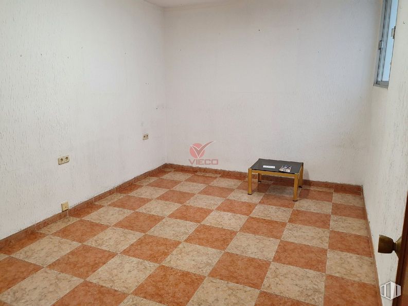 Office for sale at Zona centro, Cuenca, 16002 with table, building, wood, flooring, interior design, floor, tile flooring, hardwood, laminate flooring and house around