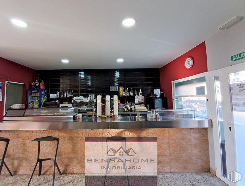 Local en alquiler y venta en Calle Abubilla, Aranjuez, Madrid, 28300 con taburete, ebanistería, mueble, encimera, mesa, edificio, alumbrado, diseño de interiores, artículos de bar y cocina alrededor