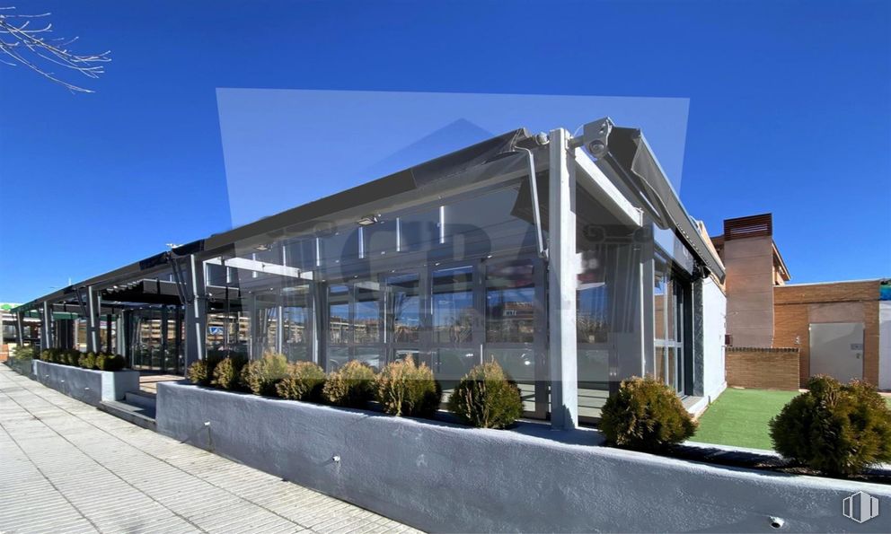 Retail for rent at Avenida Infante Don Luis , Boadilla del Monte, Madrid, 28660 with building, plant, glass, shade, metal, outdoor structure, daylighting, aluminium, pergola and steel around