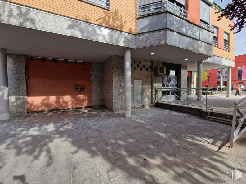 Retail for rent at Calle Extremadura, Fuenlabrada, Madrid, 28944 with building, wood, road surface, condominium, floor, urban design, flooring, residential area, asphalt and facade around