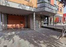 Retail for rent at Calle Extremadura, Fuenlabrada, Madrid, 28944 with building, wood, road surface, condominium, floor, urban design, flooring, residential area, asphalt and facade around