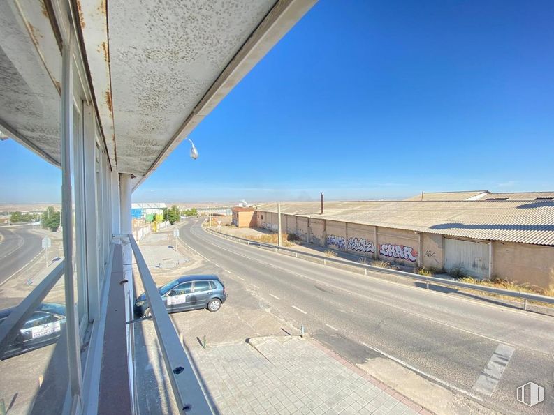 Nave en venta en Avenida Castilla la Mancha, Alameda de la Sagra, Toledo, 45240 con coche, cielo, vehículo, superficie de la carretera, luz de la calle, asfalto, modo de transporte, edificio, vía pública y sombra alrededor