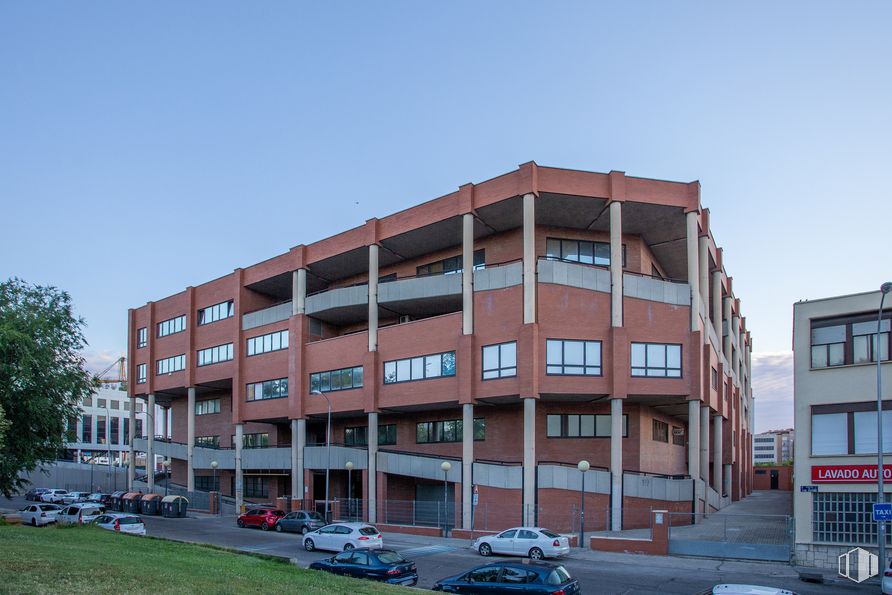 Nave en alquiler y venta en Calle San Máximo, 31, Usera, Madrid, 28041 con edificio, cielo, ventana, propiedad, bloque de pisos, diseño urbano, condominio, neumático, vecindario y vehículo alrededor