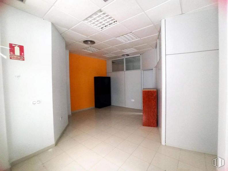 Local en alquiler en Avenida Plaza de Toros, Toledo, 45003 con ebanistería, edificio, puerta, accesorio, interiorismo, suelos, hall, techo, casa y habitación alrededor