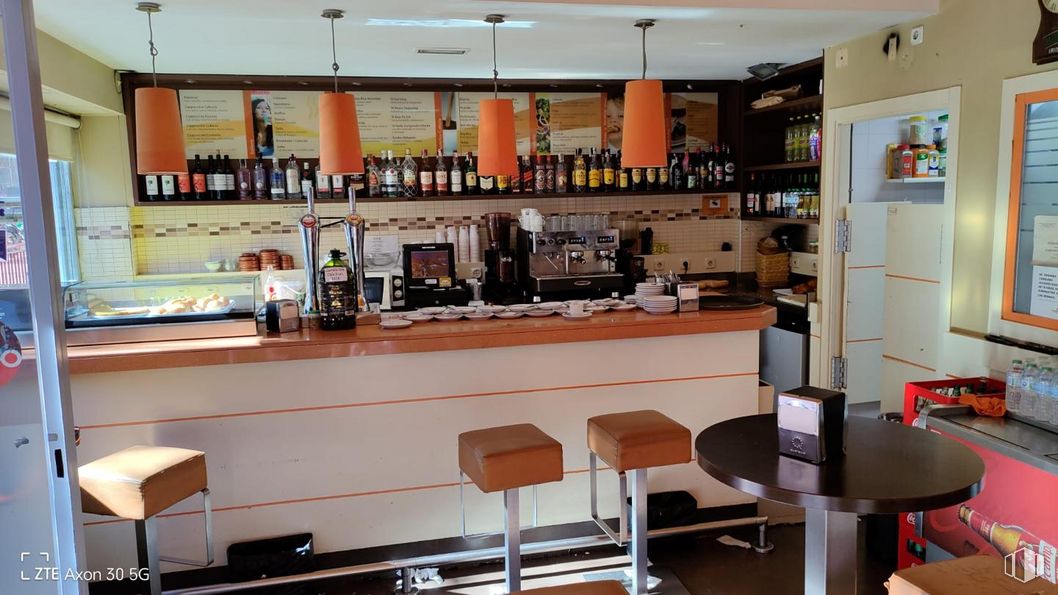 Local en venta en Avenida Peseta, Carabanchel, Madrid, 28054 con mesa, taburete, barware, edificio, establecimiento de bebidas, botella, encimera, cocina, silla y estante alrededor