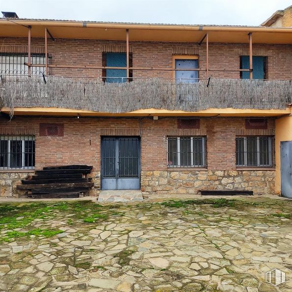 Retail for sale at Zona Centro, Piñuécar-Gandullas, Madrid, 28737 with door, window, house, building, wood, sky, plant, fixture, brick and cottage around