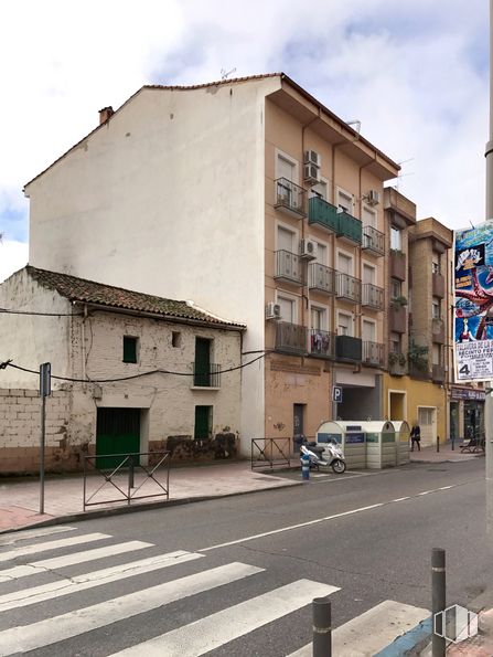 Retail for sale at Calle Olivares, Talavera de la Reina, Toledo, 45600 with building, cloud, window, property, sky, urban design, road surface, house, residential area and car around