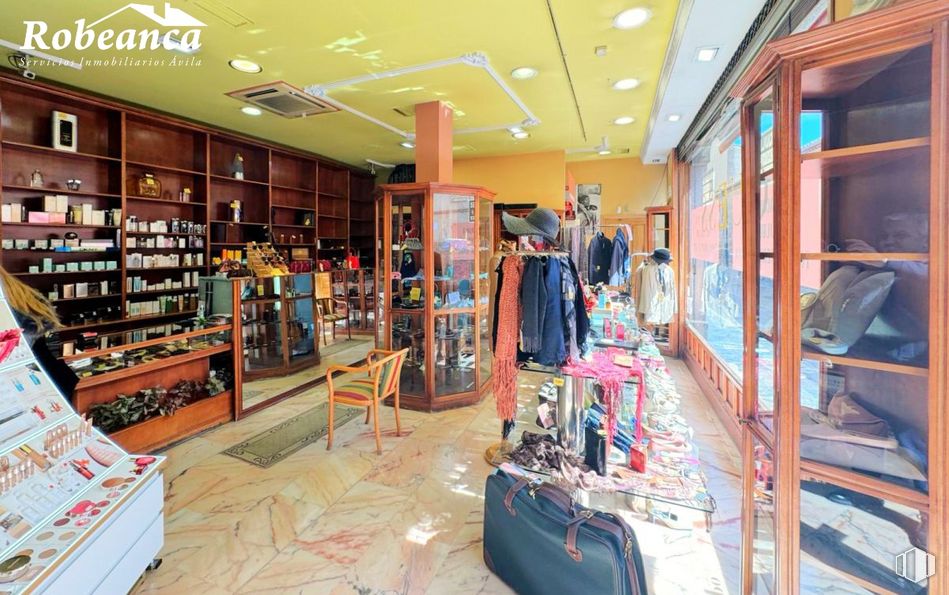 Retail for rent at Zona centro, Ávila, 05001 with luggage & bags, outerwear, bag, shelf, interior design, building, retail, shelving, customer and shopping around