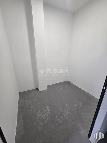 Industrial for sale at Calle San Fortunato, Usera, Madrid, 28041 with building, house, wood, grey, flooring, rectangle, floor, stairs, tints and shades and hardwood around