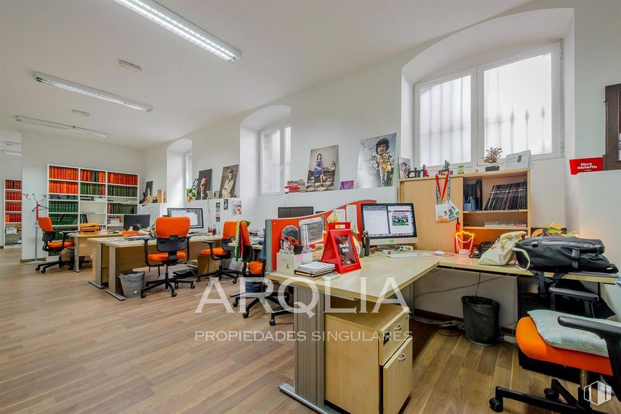 Oficina en venta en Calle Ferraz, Moncloa - Aravaca, Madrid, 28008 con silla, alumbrado, lámpara, escritorio, pantalla de ordenador, mueble, mesa, silla de oficina, ordenador y escritorio del ordenador alrededor