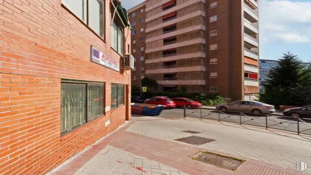 Retail for sale at Calle Persuasión, 3, Ciudad Lineal, Madrid, 28027 with window, car, house, building, property, vehicle, tire, wheel, plant and infrastructure around