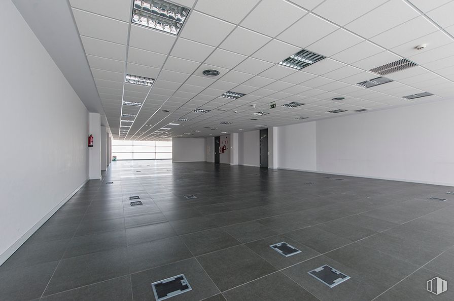 Office for rent at Edificio Data, Calle Sepúlveda, 17, Alcobendas, Madrid, 28100 with fixture, hall, interior design, flooring, floor, material property, composite material, ceiling, glass and space around