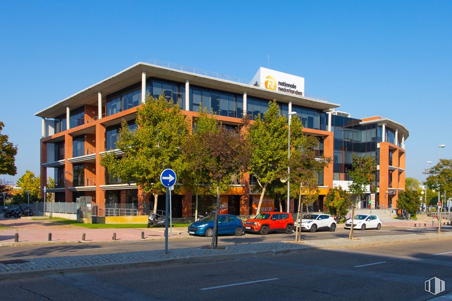 Oficina en alquiler en Avenida Bruselas, 16, Alcobendas, Madrid, 28108 con edificio, coche, cielo, planta, ventana, árbol, vehículo, condominio, diseño urbano y superficie de carretera alrededor