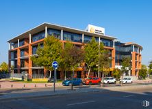 Oficina en alquiler en Avenida Bruselas, 16, Alcobendas, Madrid, 28108 con edificio, coche, cielo, planta, ventana, árbol, vehículo, condominio, diseño urbano y superficie de carretera alrededor