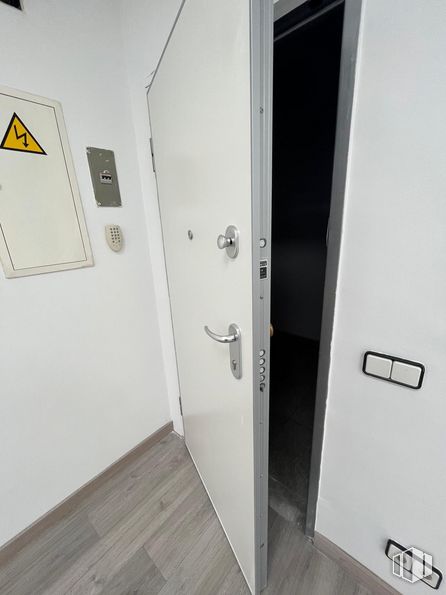 Oficina en venta en Calle Azuela, 1, Collado Villalba, Madrid, 28400 con accesorio, puerta, suelo, madera, asa, suelos, casa, rectángulo, techo y ferretería doméstica alrededor