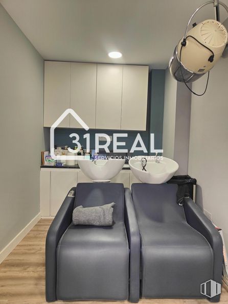 Retail for rent at Zona Peñagrande, Fuencarral - El Pardo, Madrid, 28035 with couch, sink, lighting, furniture, comfort, automotive design, interior design, flooring, wood and lamp around