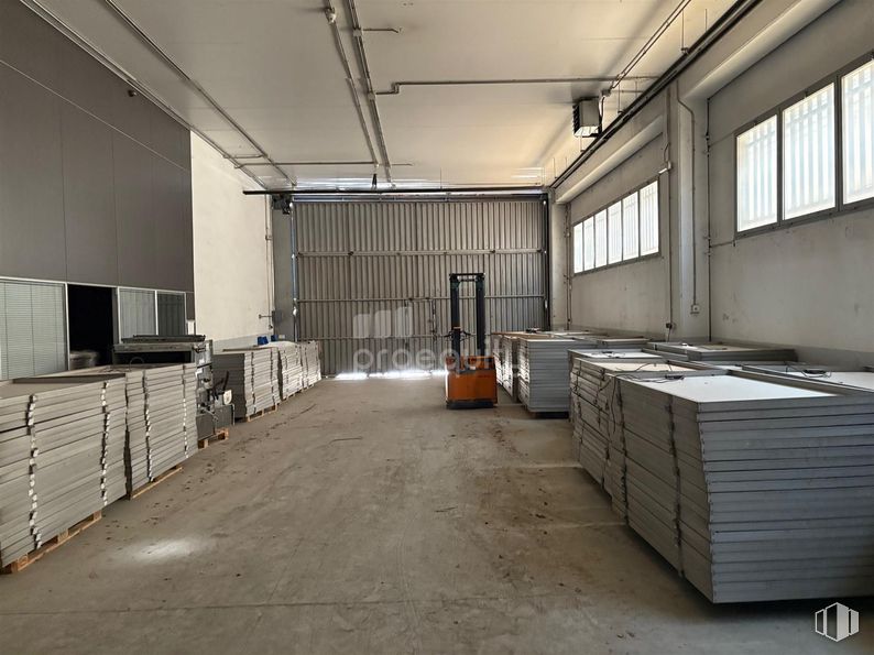 Industrial for sale at Calle Laguna, 74, Alcorcón, Madrid, 28923 with window, flooring, floor, ceiling, composite material, metal, building material, steel, aluminium and hall around