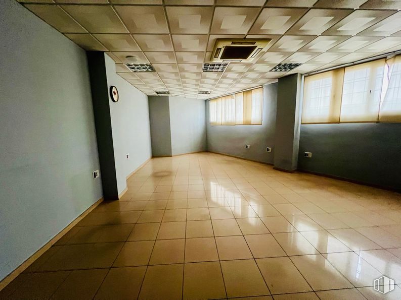 Industrial for sale & for rent at Polígono Industrial Los Olivos, Getafe, Madrid, 28906 with window, flooring, floor, ceiling, interior design, lighting, composite material, hall, tile flooring and tile around