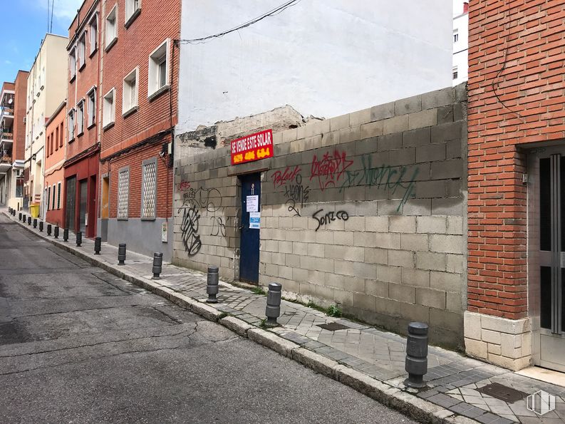 Suelo en venta en Calle Verja, 39, Usera, Madrid, 28026 con edificio, ventana, cielo, ladrillo, infraestructura, albañilería, superficie de la carretera, asfalto, barrio y material de construcción alrededor