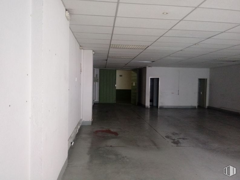 Industrial for rent at Calle Gamonal, Villa de Vallecas, Madrid, 28031 with hall, fixture, flooring, floor, wall, composite material, ceiling, concrete, plaster and room around