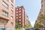 Retail for sale at Zona Salamanca, Salamanca, Madrid, 28006 with building, window, sky, tire, plant, wheel, infrastructure, tower block, car and tree around