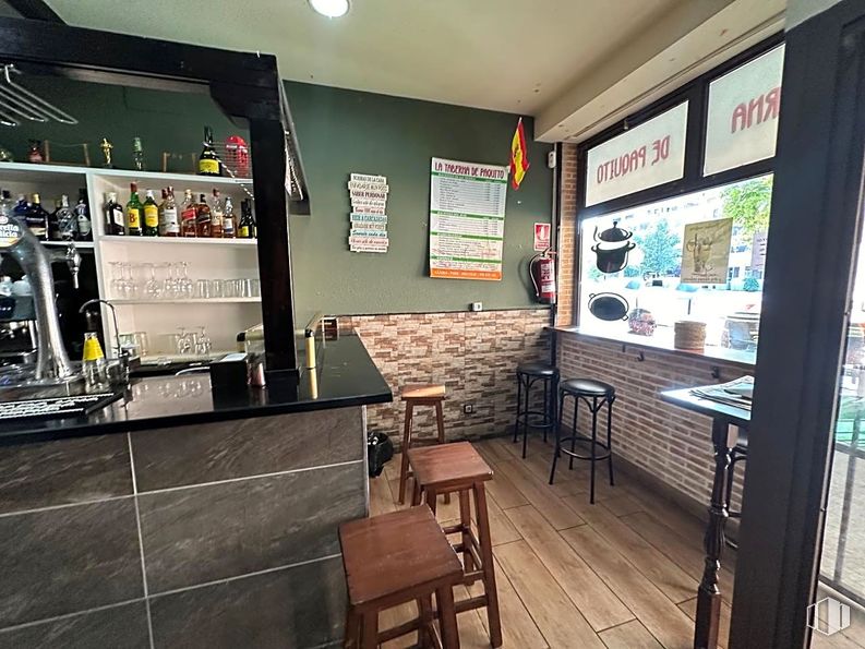 Local en alquiler en Avenida de la Dehesa, Navalcarnero, Madrid, 28600 con taburete, encimera, mueble, mesa, alumbrado, interiorismo, televisión, edificio, silla y barware alrededor