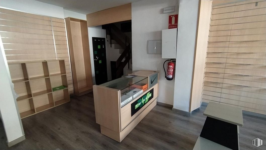 Retail for rent at Zona Centro, Ávila, 05001 with cabinetry, window blind, fixture, wood, interior design, flooring, floor, building, hardwood and real estate around