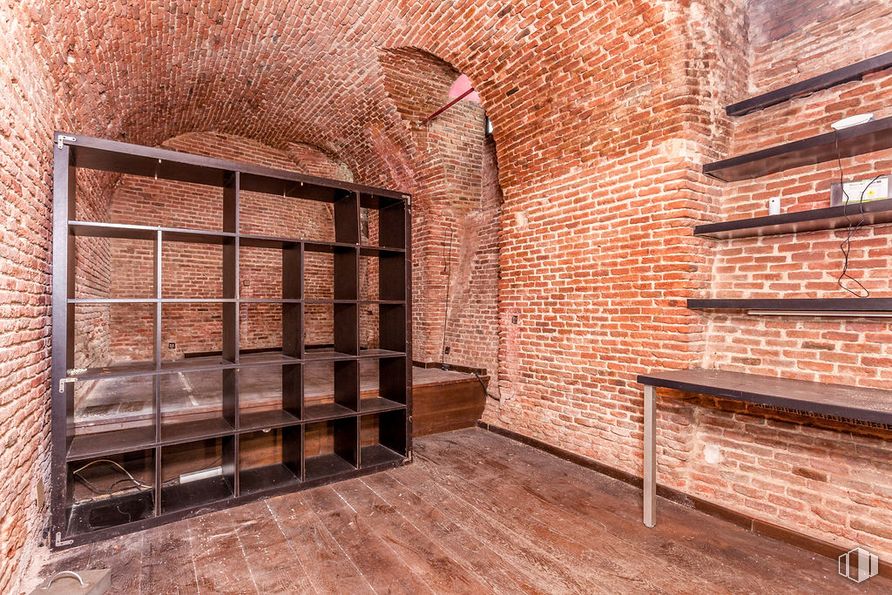 Retail for sale at Calle Espíritu Santo, Centro, Madrid, 28004 with bookcase, table, brown, wood, brick, brickwork, building, building material, flooring and rectangle around