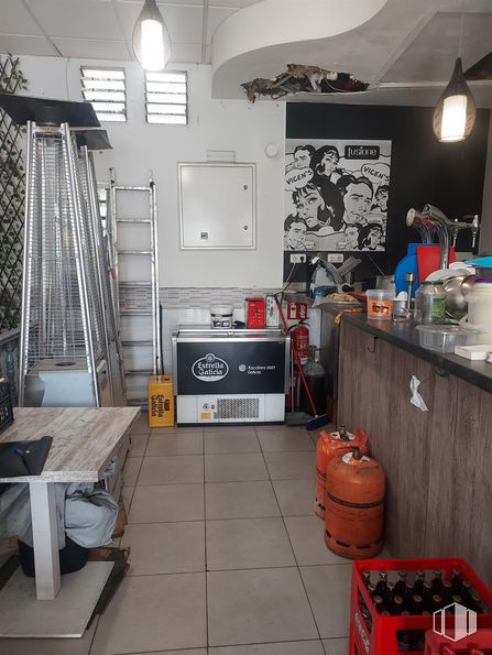 Local en venta en Calle Virgen del Portillo, Ciudad Lineal, Madrid, 28027 con lámpara, alumbrado, mesa, interiorismo, madera, cocina, suelos, estantería, taburete y techo alrededor