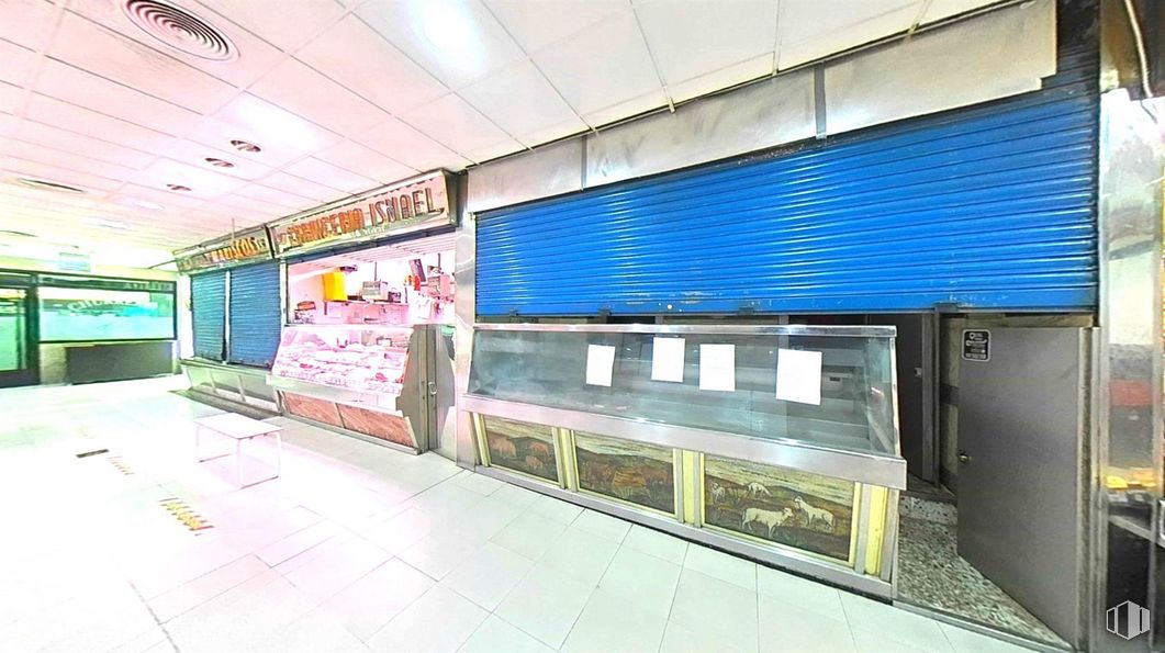 Retail for sale at Calle Suecia, Fuenlabrada, Madrid, 28942 with floor, flooring, facade, city, ceiling, glass, electric blue, building, advertising and commercial building around