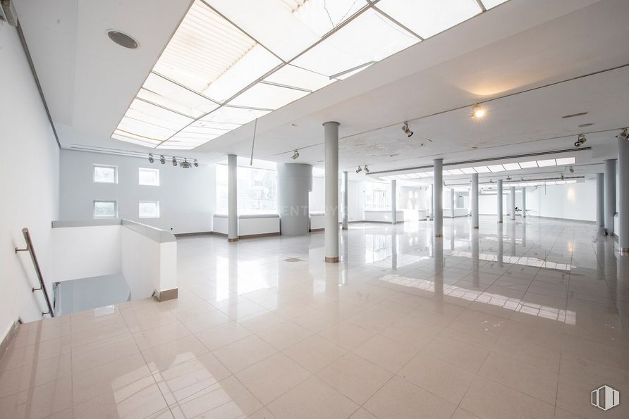 Retail for sale at Paseo Joaquín Ruiz Giménez, Torrelodones, Madrid, 28250 with property, fixture, building, interior design, architecture, floor, flooring, hall, wall and material property around