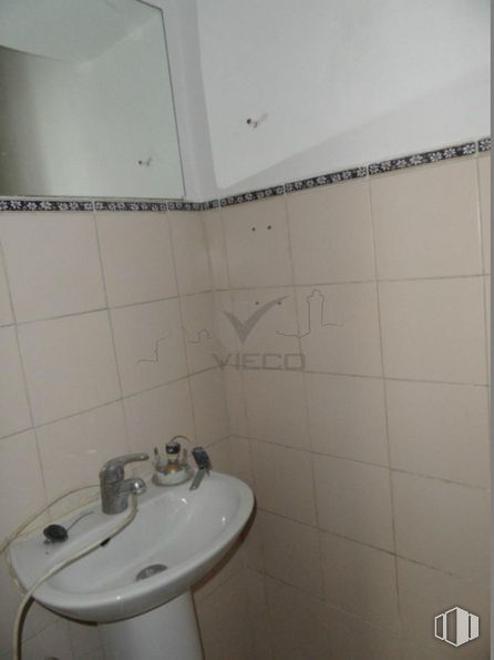 Retail for sale & for rent at Avenida Reyes Católicos, Cuenca, 16003 with sink, plumbing fixture, tap, bathroom sink, property, bathroom, flooring, interior design, floor and wood around