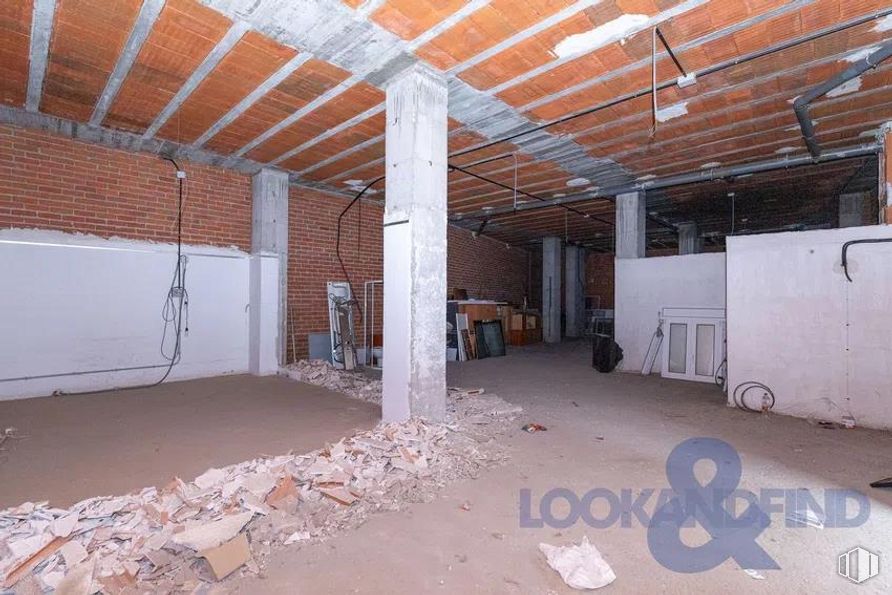 Retail for sale at Distrito Tres Olivos - La Piedad, Talavera de la Reina, Toledo, 45600 with property, wood, flooring, architecture, floor, hall, building, wall, building material and real estate around