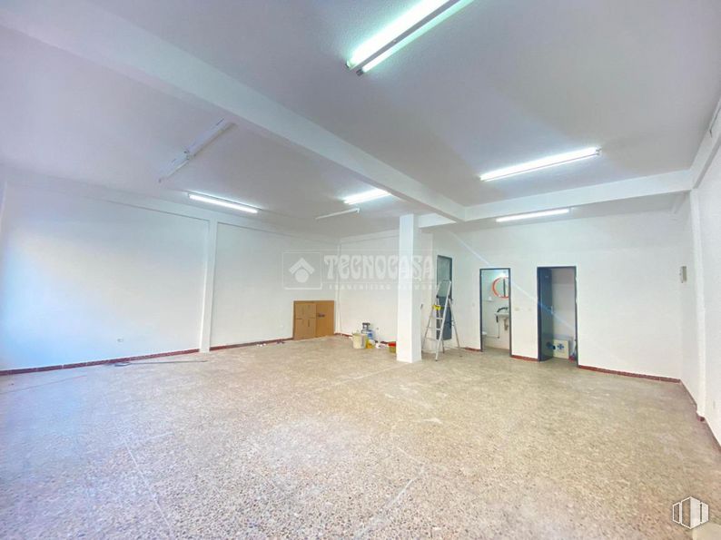 Retail for rent at Calle Galicia, Getafe, Madrid, 28903 with light fixture, lighting, door, hall, building, fixture, flooring, floor, wood and paint around