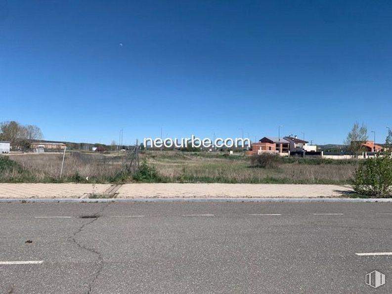 Land for sale at Calle Doctor Constantino Benito , Ávila, 05080 with sky, plant, ecoregion, road surface, land lot, asphalt, residential area, grass, landscape and tar around