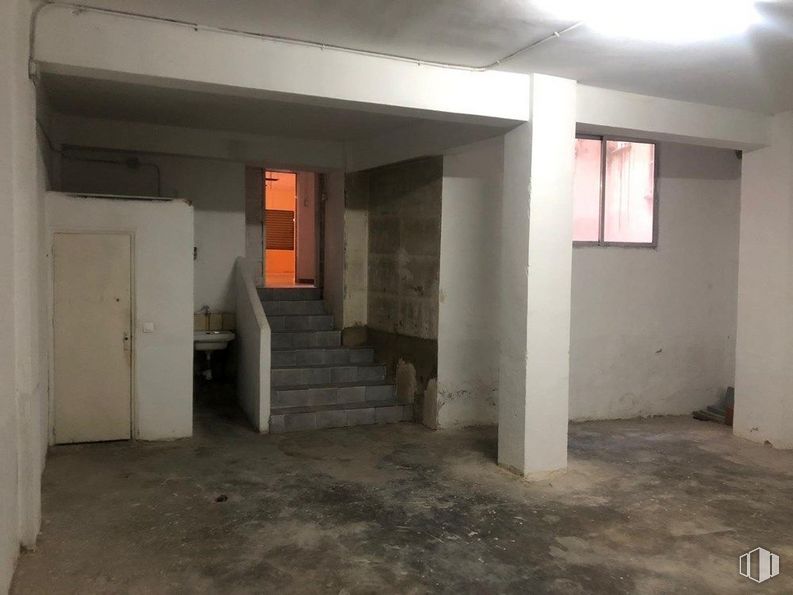 Retail for sale & for rent at Calle Fray Luis de León, Cuenca, 16001 with window, door, fixture, floor, building, flooring, hall, wood, ceiling and concrete around