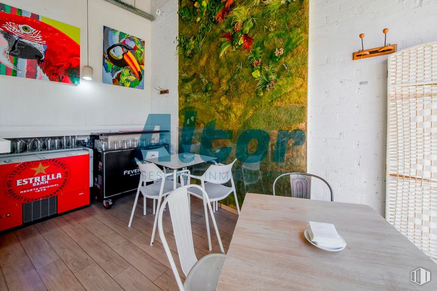 Retail for sale & for rent at Calle Barrilero, Retiro, Madrid, 28007 with chair, table top, light fixture, painting, wall, furniture, interior design, ceiling, paint and kitchen & dining room table around