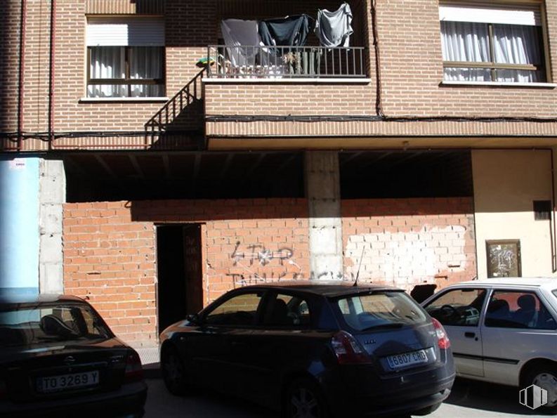 Local en alquiler y venta en Calle Alvarado, Talavera de la Reina, Toledo, 45600 con coche, ventana, luz de estacionamiento automotriz, vehículo terrestre, rueda, neumático, vehículo, placa de matrícula del vehículo, edificio y diseño automotriz alrededor